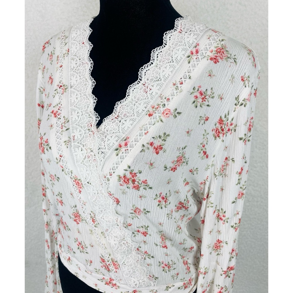 JUST POLLY • White/Multi Floral Print Lace Trim Bell Sleeve Cropped Blouse, L - Picture 4 of 14